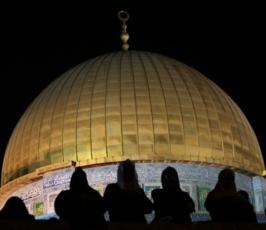 بالصور: نحو ربع مليون مواطن يحيون ليلة القدر في باحات المسجد الأقصى المبارك