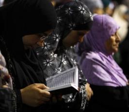 بالصور: نحو ربع مليون مواطن يحيون ليلة القدر في باحات المسجد الأقصى المبارك