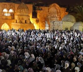 بالصور: نحو ربع مليون مواطن يحيون ليلة القدر في باحات المسجد الأقصى المبارك
