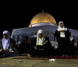 بالصور: نحو ربع مليون مواطن يحيون ليلة القدر في باحات المسجد الأقصى المبارك