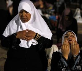 بالصور: نحو ربع مليون مواطن يحيون ليلة القدر في باحات المسجد الأقصى المبارك