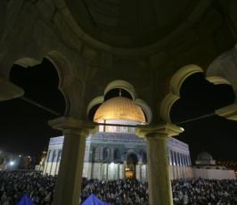 بالصور: نحو ربع مليون مواطن يحيون ليلة القدر في باحات المسجد الأقصى المبارك