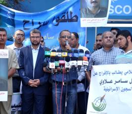 بالصور: صحفيو غزة يتضامنون مع مراسل الجزيرة سامر علاوي