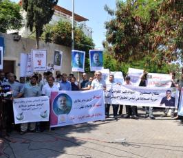 بالصور: صحفيو غزة يتضامنون مع مراسل الجزيرة سامر علاوي