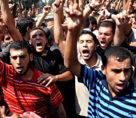 بالصور: سرايا القدس تزف إلى الحور العين شهيدها القائد رماح الحسنى من مدينة غزة
