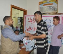الرابطة الاسلامية توزع الزي المدرسي على الطلبة