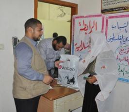 الرابطة الاسلامية توزع الزي المدرسي على الطلبة