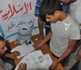 الرابطة الاسلامية توزع الزي المدرسي على الطلبة