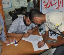 الرابطة الاسلامية توزع الزي المدرسي على الطلبة