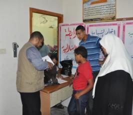 الرابطة الاسلامية توزع الزي المدرسي على الطلبة