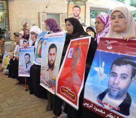 بالصور: إعتصام اهالى الأسرى الإسبوعى بمقر الصليب الأحمر بغزة