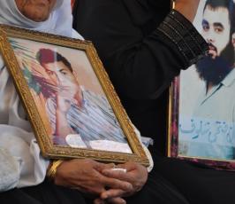 بالصور: إعتصام اهالى الأسرى الإسبوعى بمقر الصليب الأحمر بغزة