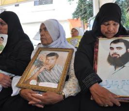 بالصور: إعتصام اهالى الأسرى الإسبوعى بمقر الصليب الأحمر بغزة