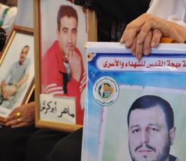 بالصور: إعتصام اهالى الأسرى الإسبوعى بمقر الصليب الأحمر بغزة