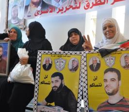 بالصور: إعتصام اهالى الأسرى الإسبوعى بمقر الصليب الأحمر بغزة