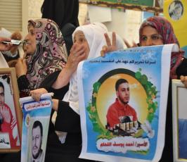 بالصور: إعتصام اهالى الأسرى الإسبوعى بمقر الصليب الأحمر بغزة
