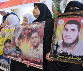 بالصور: إعتصام اهالى الأسرى الإسبوعى بمقر الصليب الأحمر بغزة