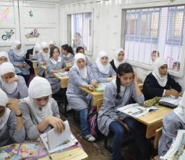 بالصور: أطفال غزة يتلقون تعليمهم فى فى بيوت حديدية