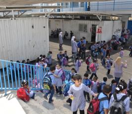 بالصور: أطفال غزة يتلقون تعليمهم فى فى بيوت حديدية