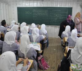 بالصور: أطفال غزة يتلقون تعليمهم فى فى بيوت حديدية