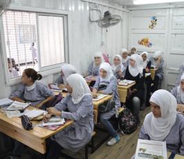 بالصور: أطفال غزة يتلقون تعليمهم فى فى بيوت حديدية