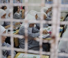 بالصور: أطفال غزة يتلقون تعليمهم فى فى بيوت حديدية