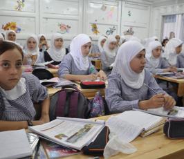 بالصور: أطفال غزة يتلقون تعليمهم فى فى بيوت حديدية