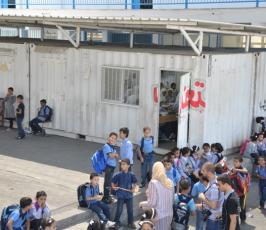 بالصور: أطفال غزة يتلقون تعليمهم فى فى بيوت حديدية