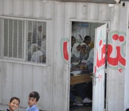 بالصور: أطفال غزة يتلقون تعليمهم فى فى بيوت حديدية