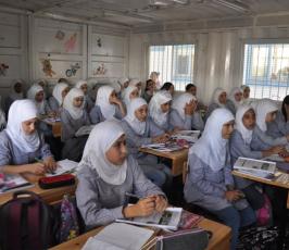 بالصور: أطفال غزة يتلقون تعليمهم فى فى بيوت حديدية
