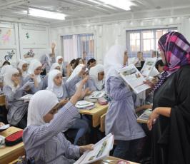 بالصور: أطفال غزة يتلقون تعليمهم فى فى بيوت حديدية