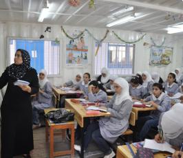بالصور: أطفال غزة يتلقون تعليمهم فى فى بيوت حديدية