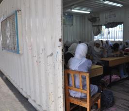 بالصور: أطفال غزة يتلقون تعليمهم فى فى بيوت حديدية