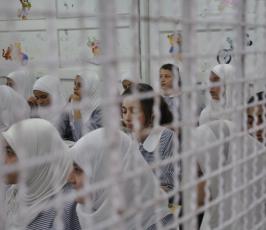 بالصور: أطفال غزة يتلقون تعليمهم فى فى بيوت حديدية