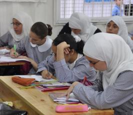 بالصور: أطفال غزة يتلقون تعليمهم فى فى بيوت حديدية