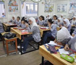 بالصور: أطفال غزة يتلقون تعليمهم فى فى بيوت حديدية