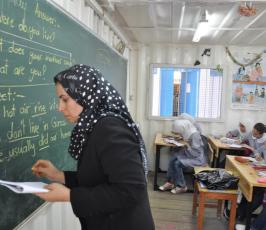 بالصور: أطفال غزة يتلقون تعليمهم فى فى بيوت حديدية