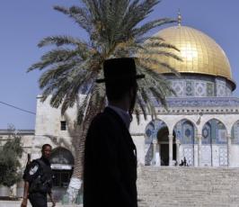 بالصور: يهود متطرفين يجولون باحات المسجد الاقصى تحت حماية الشرطة الاسرائيلية