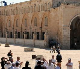 بالصور: يهود متطرفين يجولون باحات المسجد الاقصى تحت حماية الشرطة الاسرائيلية