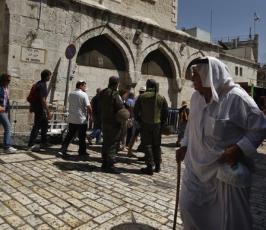 بالصور: يهود متطرفين يجولون باحات المسجد الاقصى تحت حماية الشرطة الاسرائيلية