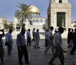 بالصور: يهود متطرفين يجولون باحات المسجد الاقصى تحت حماية الشرطة الاسرائيلية