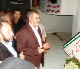 بالصور: القيادى بحركة الجهاد خالد البطش خلال جولة له في مخيم شاتيلا 