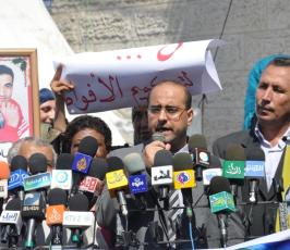 بالصور: اهالى الاسرى بالمشاركة مع مركز الدوحة ينظمون وقفة تضامنية مع الزميل الصحفى سامر علاوى