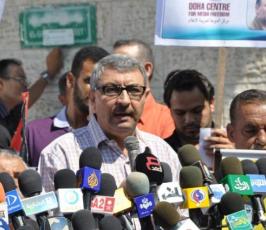 بالصور: اهالى الاسرى بالمشاركة مع مركز الدوحة ينظمون وقفة تضامنية مع الزميل الصحفى سامر علاوى