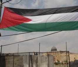 بالصور: مواجهات بين شبان فلسطينيين بالقدس ورام الله مع قوات الإحتلال