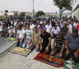 بالصور: مواجهات بين شبان فلسطينيين بالقدس ورام الله مع قوات الإحتلال