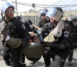 بالصور: مواجهات بين شبان فلسطينيين بالقدس ورام الله مع قوات الإحتلال