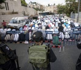 بالصور: مواجهات بين شبان فلسطينيين بالقدس ورام الله مع قوات الإحتلال
