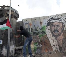 بالصور: مواجهات بين شبان فلسطينيين بالقدس ورام الله مع قوات الإحتلال