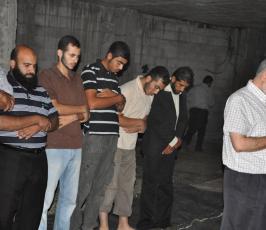 بالصور: الدكتور الهندي يتفقد عملية بناء مسجد الحسين شمال القطاع 